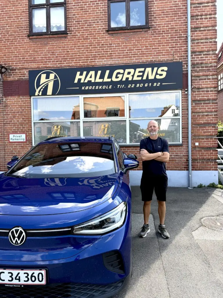 Kørelærer Michael Hallgren foran køreskolen på Præstøvej i Næstved