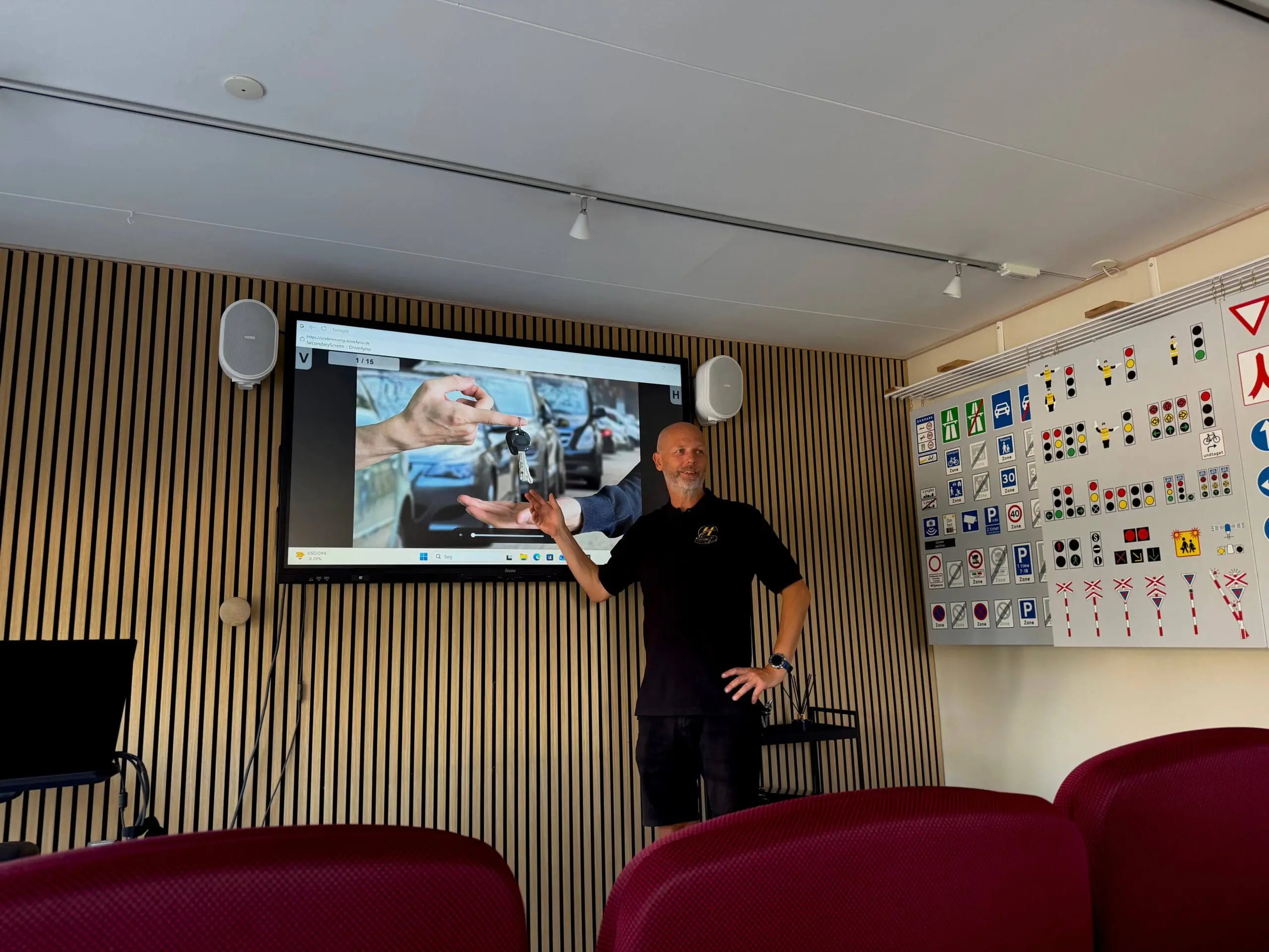 Michael Hallgren underviser i teori på køreskolen i Næstved
